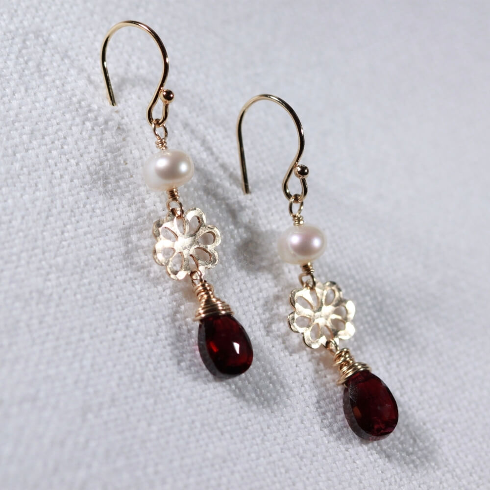 Garnet pearl and hammered flower Earrings in 14 kt Gold Filled