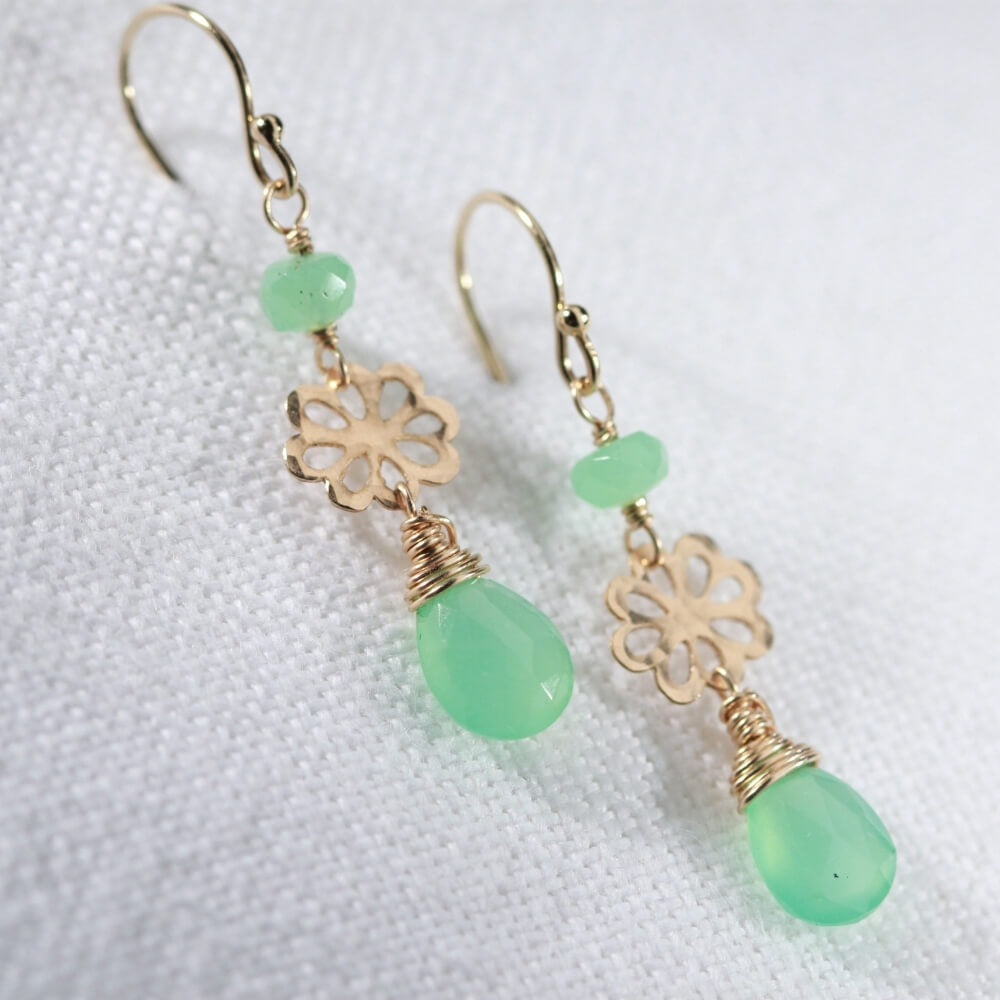 Chrysoprase and hammered flower Earrings in 14 kt Gold Filled