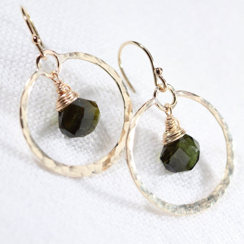 Tourmaline, Green gemstone and Hammered Hoop Earrings in 14 kt Gold Filled