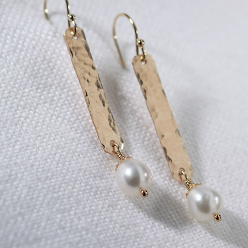 Freshwater pearl and Hammered bar earrings in 14kt gold filled